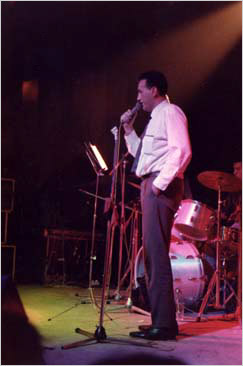 Carlos Entrena, cantante